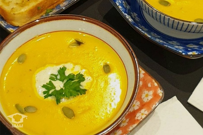 سوپ کدو حلوایی با تزیین جعفری و هل