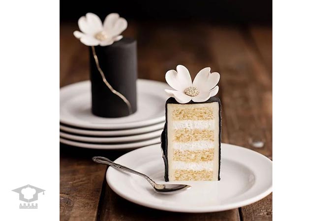 مینی کیک ساده چهار لایه با تزیین گل