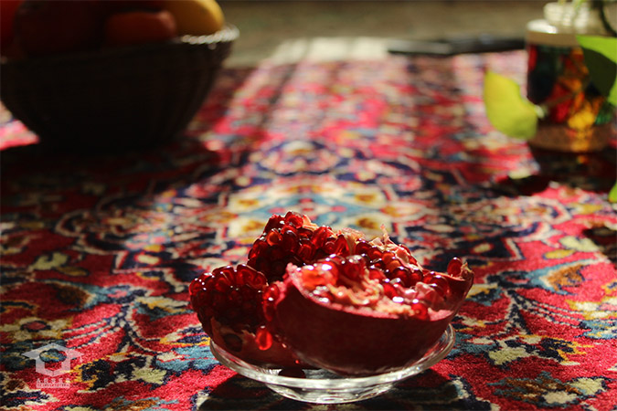 انار روی فرش
