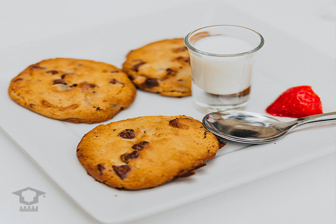 کیک قاشقی با شیر