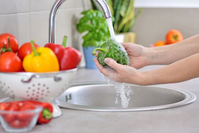 کدام سبزی را با آب گرم و یا آب سرد بشوریم؟