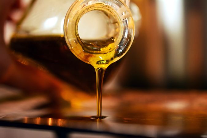 ترفند اضافه کردن روغن به تابه