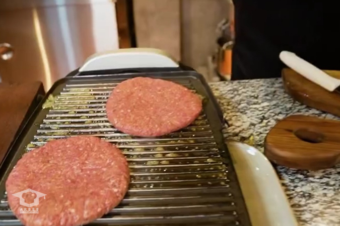 همبرگر با گوشت شترمرغ