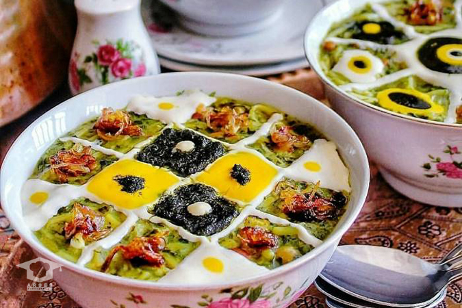 طرز تهیه آش رشته با سبزی خشک