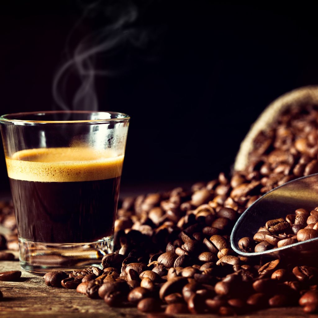 فواید و خواص قهوه تلخ برای زنان: معجزه‌ای سیاه در فنجانی کوچک