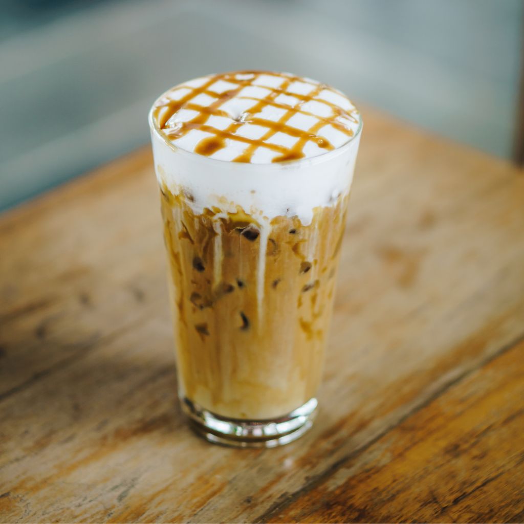 کارامل ماکیاتو چیست؟ | طرز تهیه ۰ تا ۱۰۰ + نکات حرفه‌ای