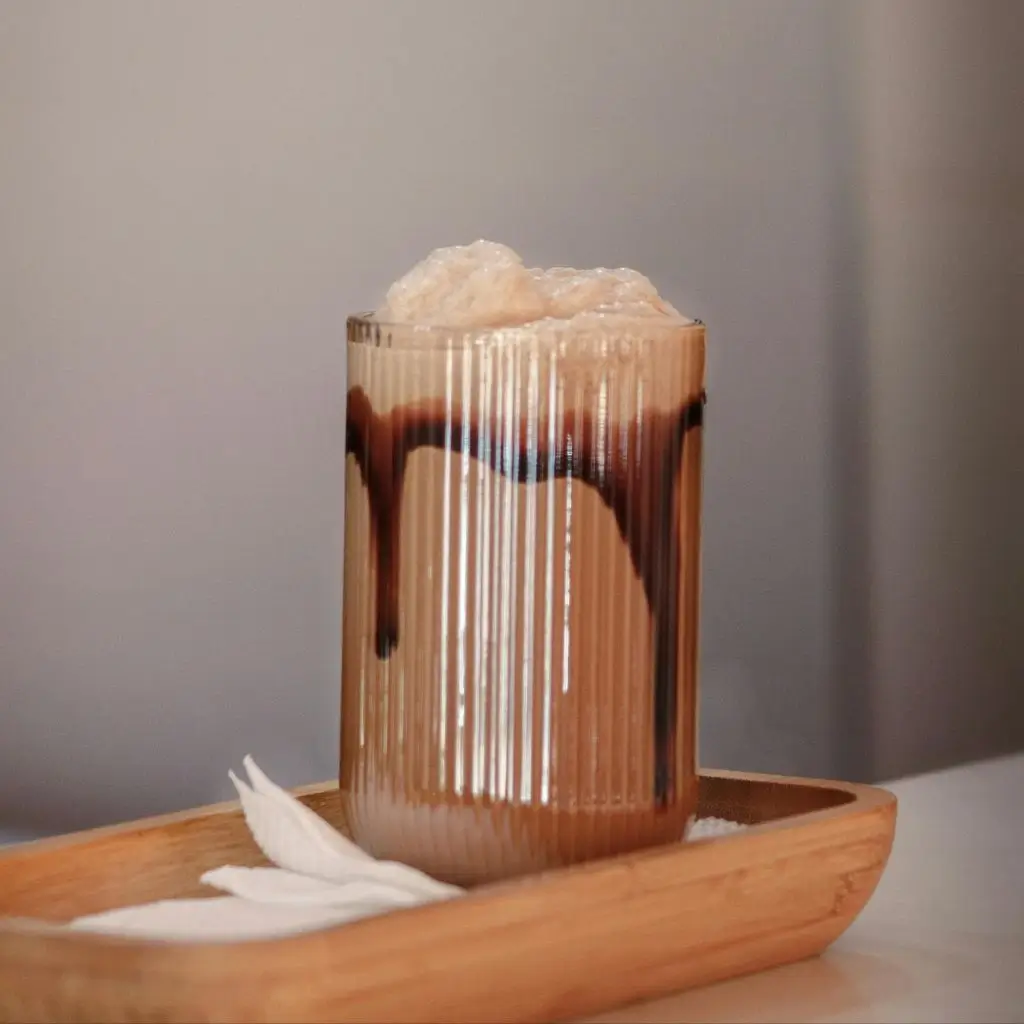 آیس موکا چیست؟ طرز تهیه آیس موکا کافی‌شاپی